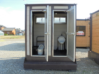 中古【仮設トイレ】【中古】仮設トイレ（洋式便器・樹脂タイプ） 「あっとハウス」